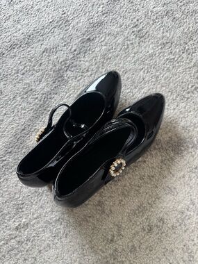 Women’s Black Patent Mary Jane Heels with Pearl Buckle